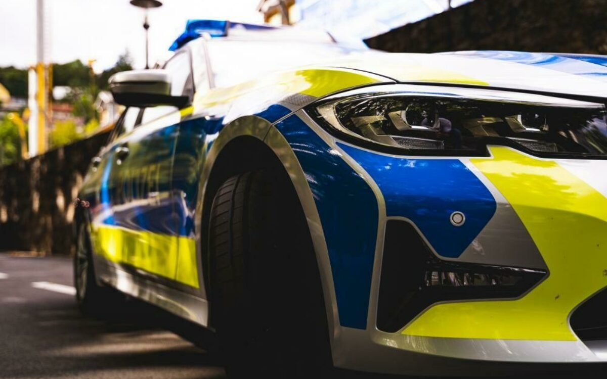 160879179226 08 20 polizeiauto links halbtotale 160879179226 08 20 polizeiauto links halbtotale
